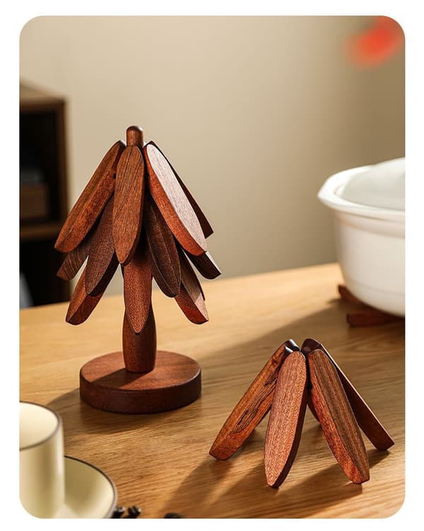 Treformet gryteunderlagsett i tre (brun 22*10cm)