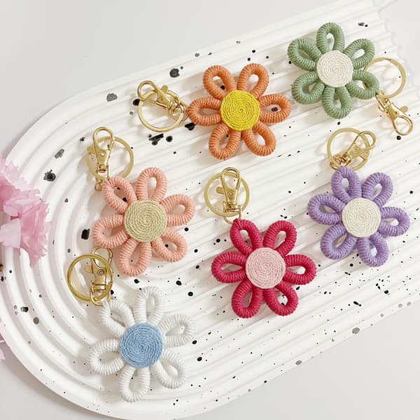 12 stk. Daisy festartikler Boho vævede blomster nøgleringe Daisy nøglering