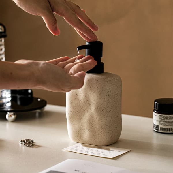 Moderne keramisk sæbedispenser, beige plettet finish, sort pumpe (440 ml)