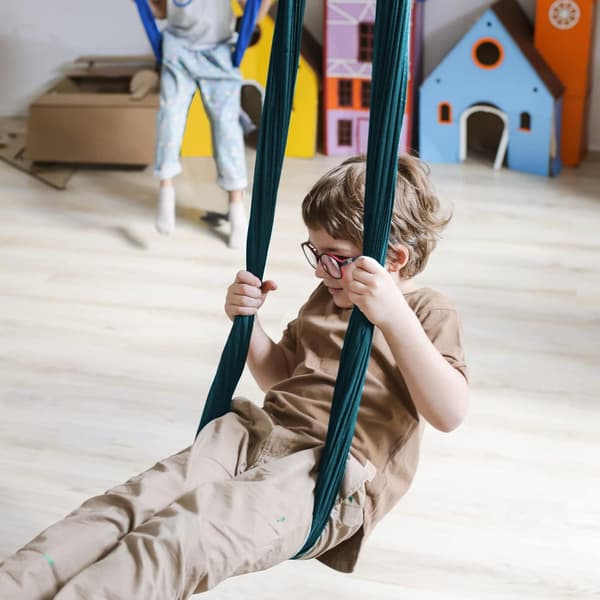 Terapiakeinu erityistarpeisiin (sisältää kiinnitystarvikkeet) Snuggle Swing Cuddle Sisä- ja ulkoriippumatto