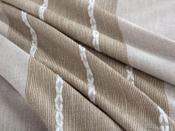 Rund duk, duk med dusk i bomull og lin (Tre linjer kaffe 150cm)