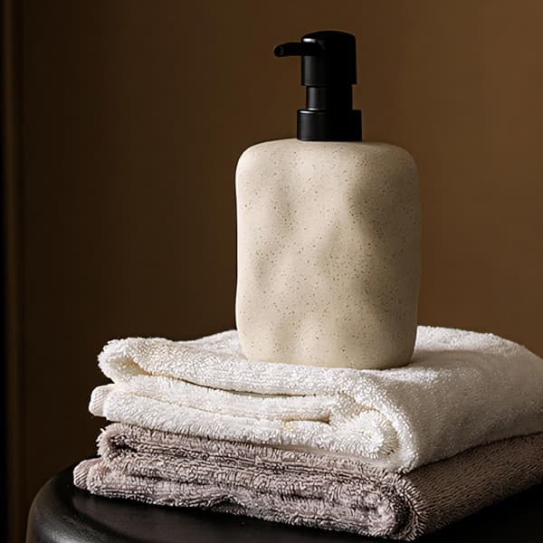 Moderne keramisk sæbedispenser, beige plettet finish, sort pumpe (440 ml)