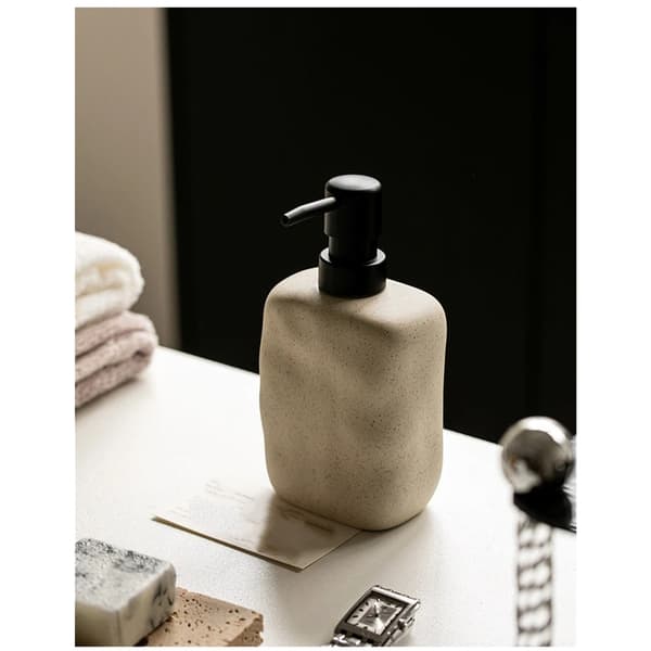 Moderne keramisk såpedispenser, beige flekkete finish, svart pumpe (440 ml)