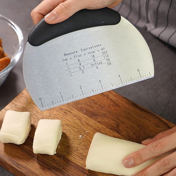 Multifunksjonell fortykket halvsirkelformet deigkutter i rustfritt stål, deigkutter med dobbel skala, melkutter, sklisikker skrape