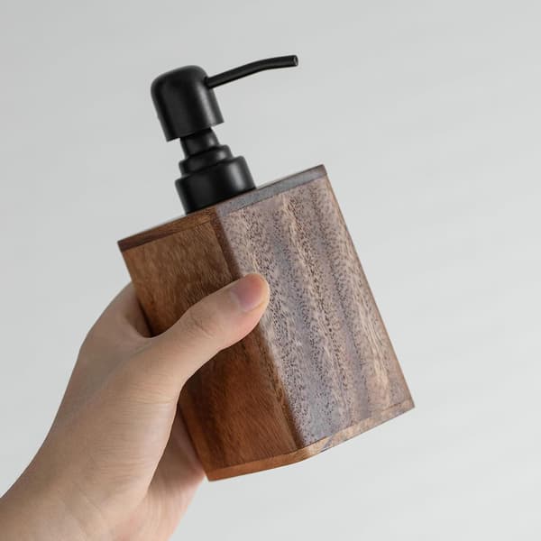 Lotionburkar i trä, pumpflaskor (200 ml)