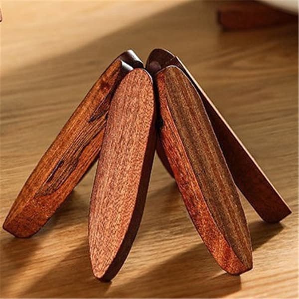 Treformet gryteunderlagsett i tre (brun 22*10cm)