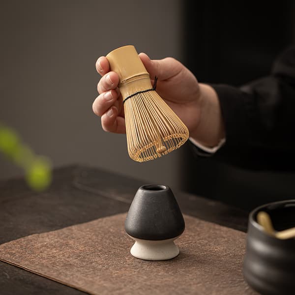 Matcha Te Bambuvisp Och Keramiskt Stöd 2 Delar Set - Svart Hållare - 1 Set Chasen Stativ