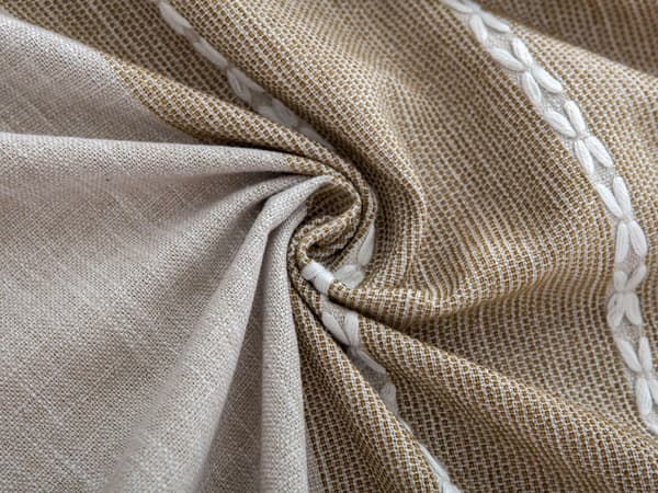 Rund duk, duk med dusk i bomull og lin (Tre linjer kaffe 150cm)