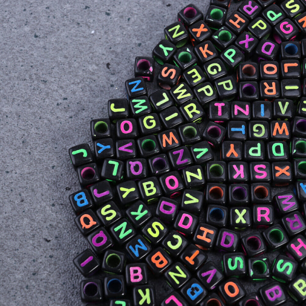 600 bitar akryl alfabetpärlor brev halsband Assorted