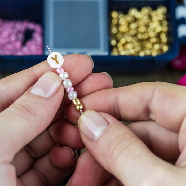 500 st Berlocker gör armband brevpärlor för armband smycken