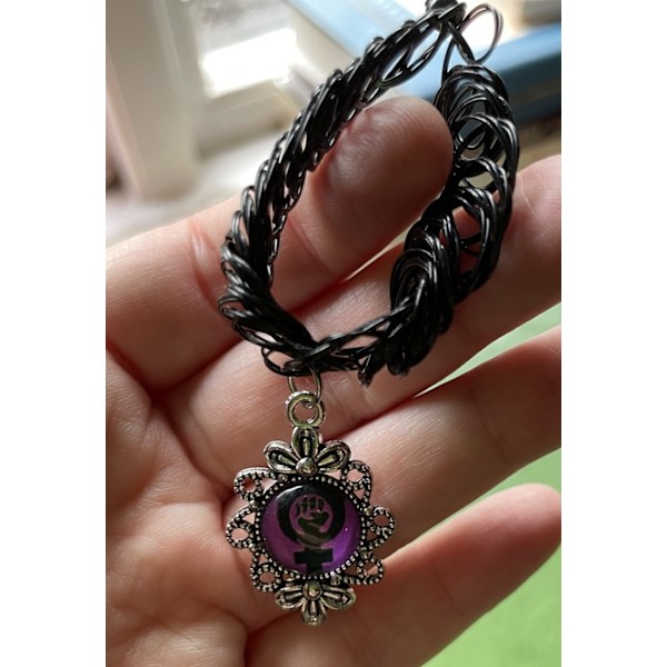Choker Feminist Lila/Svart Kvinnosymbol Feminism Tattoo