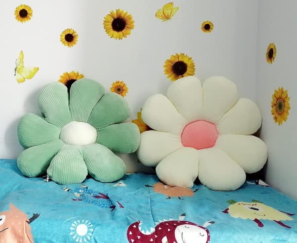 2 stk blomsterpute - grønn og hvit tusenfrydblomstformet pyntepute