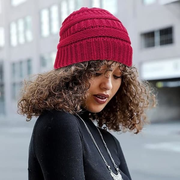 Varm stickad vintermössa med satin foder, kabelstickad beanie, tjock slouchy skull cap för kvinnor Wine Red