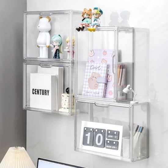 Transparent, tre-vånings akrylvitrin med magnetisk dörr; en dammtät väggmonterad vitrin lämplig för samlarobjekt och actionfigurer