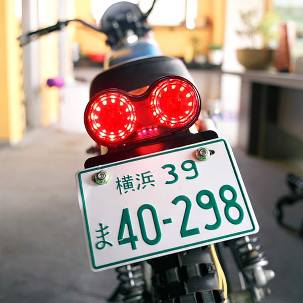 20 LED Motorcykel Baglygte Integreret Bremselys Indikator Kørelys med Nummerpladeholder (Sort Linse)