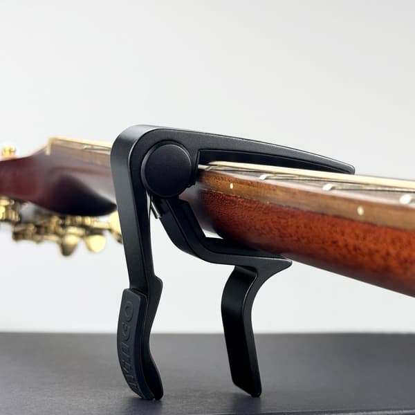 Gitar capo, egnet for akustiske og elektriske gitarer, inkluderer 5 plektre gratis, svart.