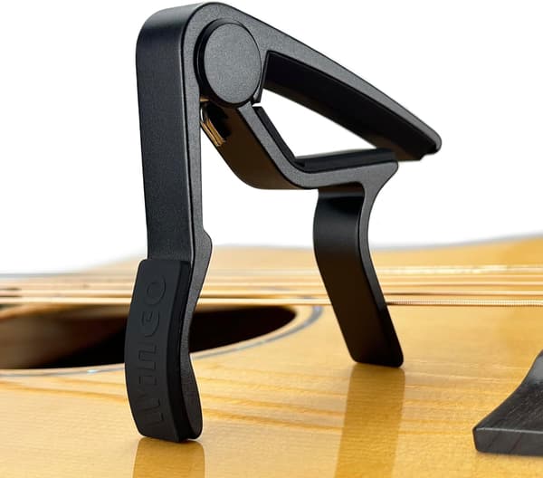 Gitarr capo, lämplig för akustiska och elektriska gitarrer, inkluderar 5 plektrum gratis, svart.