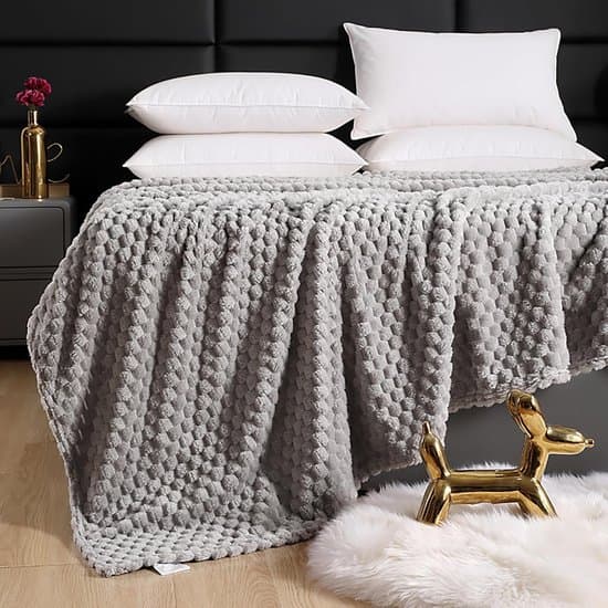 Tæppe - Superblødt og Ekstra Tykt - Varmt Fluffy Fleecetæppe til Sofa og Seng - Let Stueindretning - Størrelse 100x150 cm - Lysegrå Farve