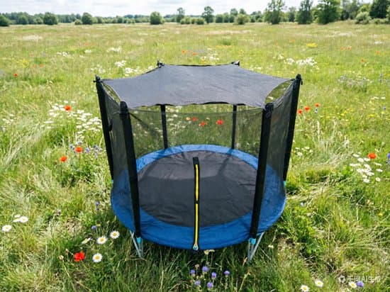 Trampolinoverdækning - 2,7 × 2,4 m - Velegnet til runde trampoliner med lige stænger - 8 fastgørelsesstropper - Beskyttelse mod sol og blade