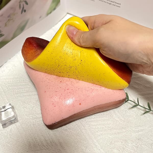 Långsamt stigande Squishy Brödset, Smörformade Stressbollar, Fidget Sensoriska Leksaker för Lugnande, ADHD Lindringspresent, Partyfavorit, Strumpfy Yellow and Pink