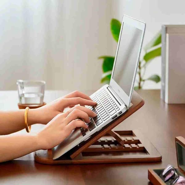 Ergonomisk Laptop Stand i Træ - Justerbar & Foldbar Bordholder til Laptops, Tablets og Notebooks | Forbedret Køleventilation (Brun)