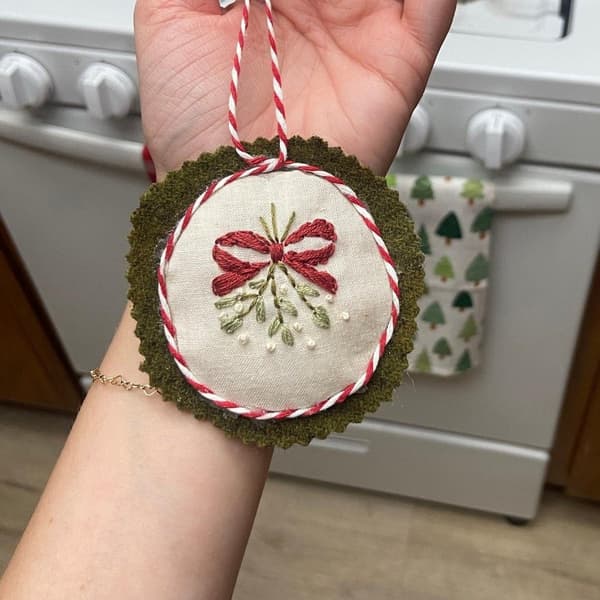 Julepynt Broderisæt - Håndbroderede Juleornamenter - Velegnet til Begyndere - 12 Stykker (Farve A)