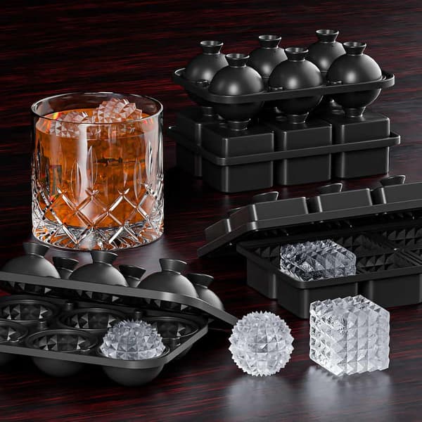 Stora isbitsformar för whisky, perfekt etsade isbitar; stora isbitsformar för cocktails; whisky (etsade sfärer).