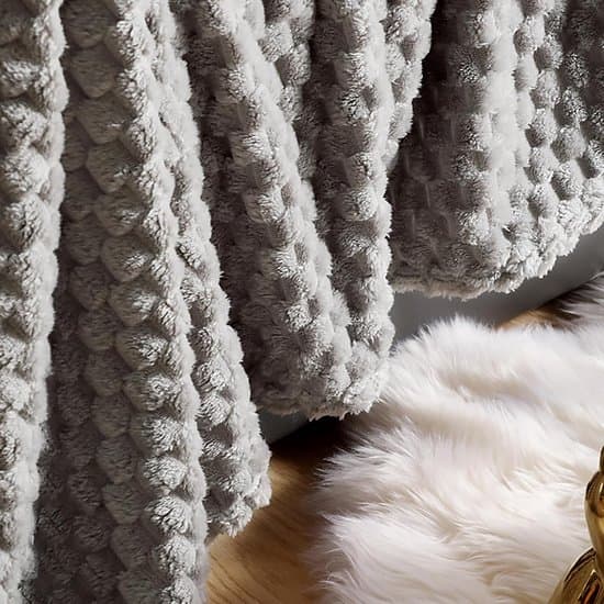 Tæppe - Superblødt og Ekstra Tykt - Varmt Fluffy Fleecetæppe til Sofa og Seng - Let Stueindretning - Størrelse 100x150 cm - Lysegrå Farve