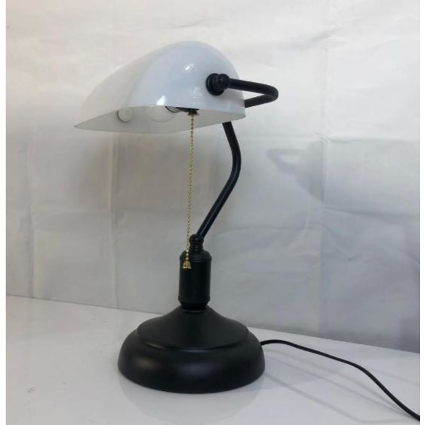 NYA "BANKERS LAMP", är en mycket vacker skrivbordslampa svart och vit