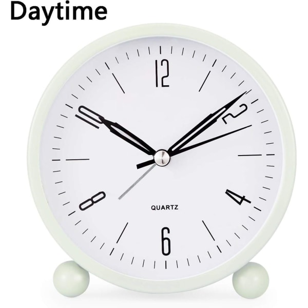 Analog vekkerklokke, 4-tommers superstille liten klokke, ikke tikkende med nattlys, batteridrevet, enkelt design, for soverom, nattbord, skrivebord