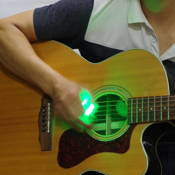 LED-gitarrspelplockverktyg Personligt glödande gitarrplektrum Gitarrtillbehör (typ två, UV)