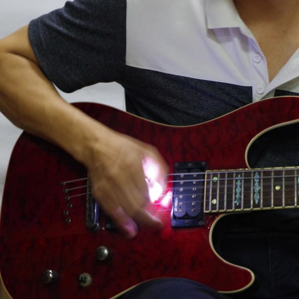 LED-gitarrspelplockverktyg Personligt glödande gitarrplektrum Gitarrtillbehör (typ två, UV)