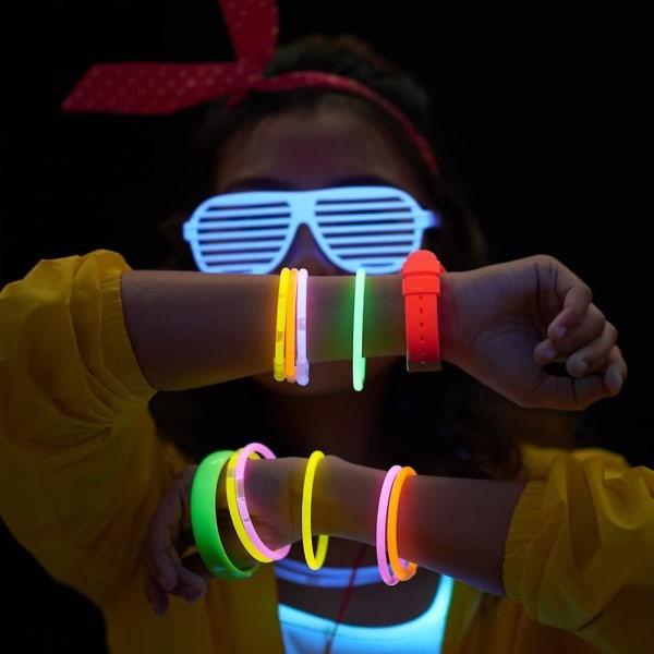 Glow Stick-armband (rör med 100 olika) Glow In The Dark Sticks, lyser upp festfavoriter. Neon Glow Armband Och Glow Halsband med kopplingar. Gl