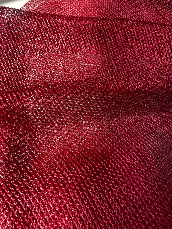 Et skimrende sølvskjerf med lange dusker – en elegant metallisk kappe. 9