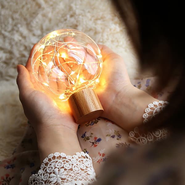 Romantisk LED-lampe med trebase - Dekorativ belysning for hjemmet