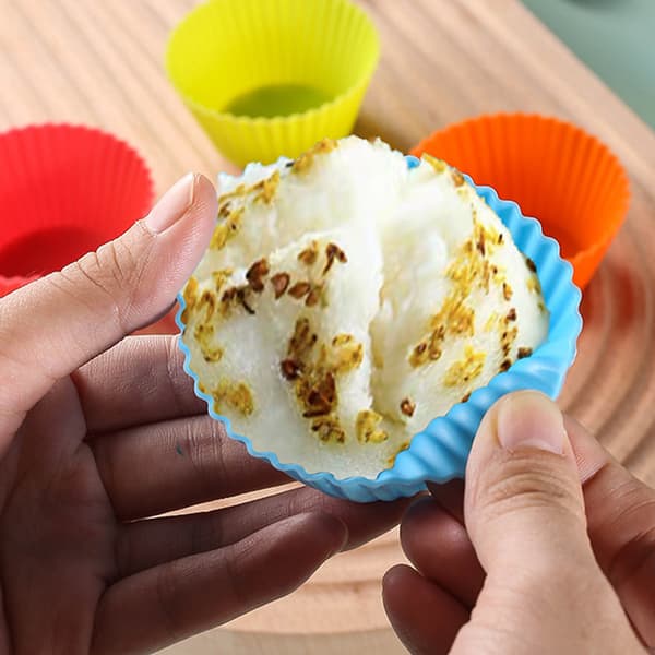 Set med 6 regnbågsfärgade muffinsformar i silikon