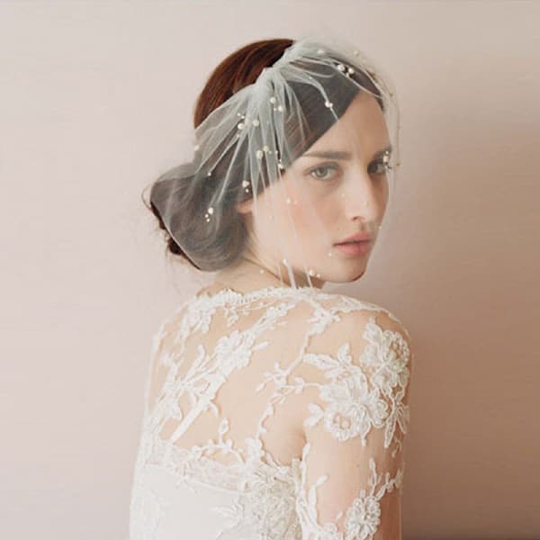 Brudeslør med perlekam 1920'er Flapper Fascinator Mesh Slør Enkeltsidet Birdcage Slør til Bryllup (Elfenben 01)