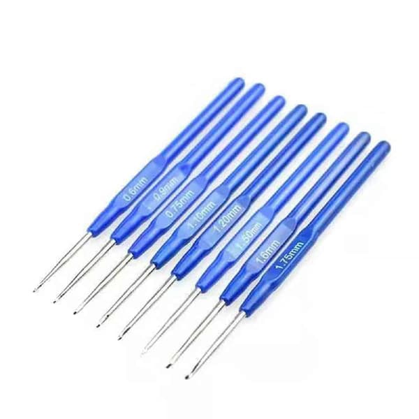 N036 - 8 virkkuukoukun setti sinisellä monivärisellä kahvalla multicolor one size