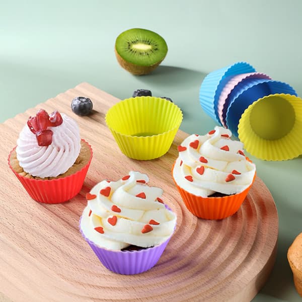 Sett med 6 regnbuefargede muffinsformer i silikon