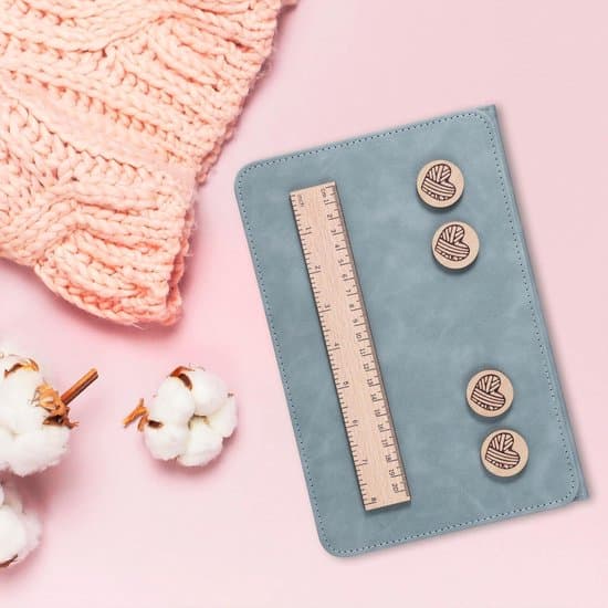 Pattern Holder for Crochet & Knitting - Magnetic - Foldable - with Magnetic Ruler. A practical accessory for crochet & knitting enthusiasts, idea