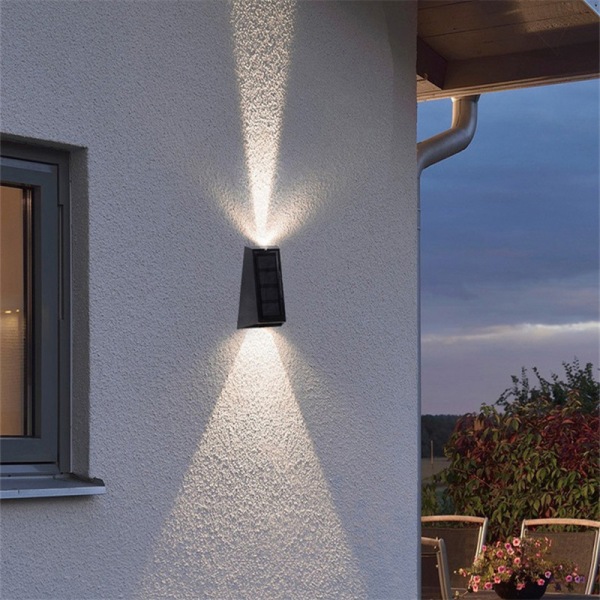 Solcellevegglys Utendørs gjerdelys LED Vanntett Solar trappelys opp og ned 7 fargeskiftende utvendige terrasselys multicolor