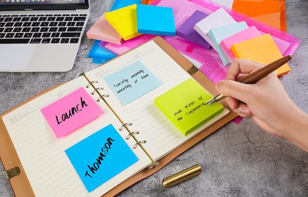 Notesblok - 8-pak farvede sticky notes, selvklæbende noter 76 x 76 mm