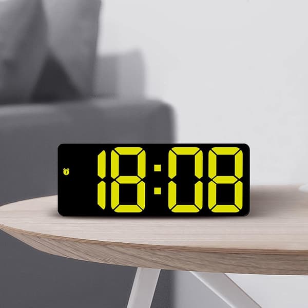 Digital väckarklocka med datum och temperatur, gul