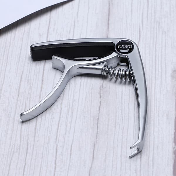 Gitar-capo i sinklegering (sølv), metall-capo, ukulele-klemme, plekter, capo-gitartilbehør