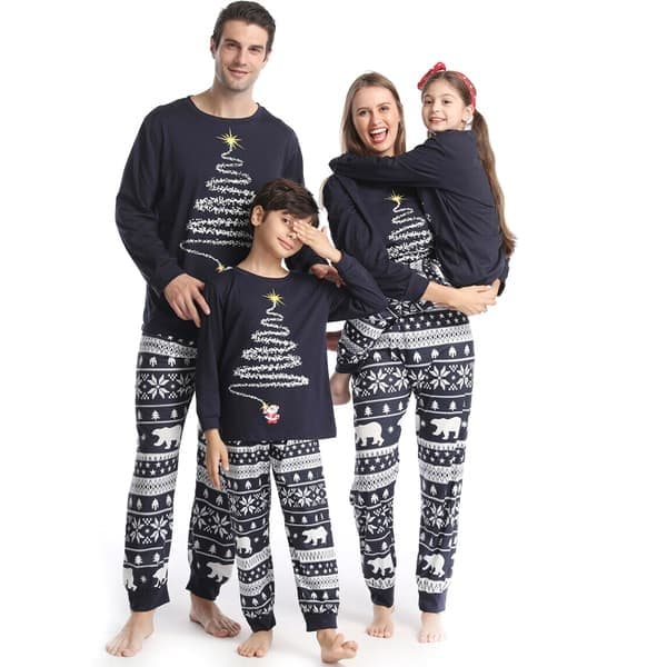 Julefamilie matchende pyjamassæt med juletræprint 2T