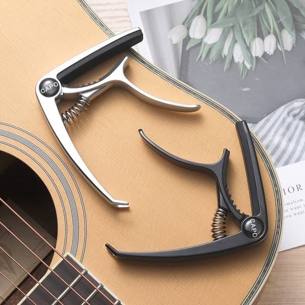 Gitar-capo i sinklegering (sølv), metall-capo, ukulele-klemme, plekter, capo-gitartilbehør