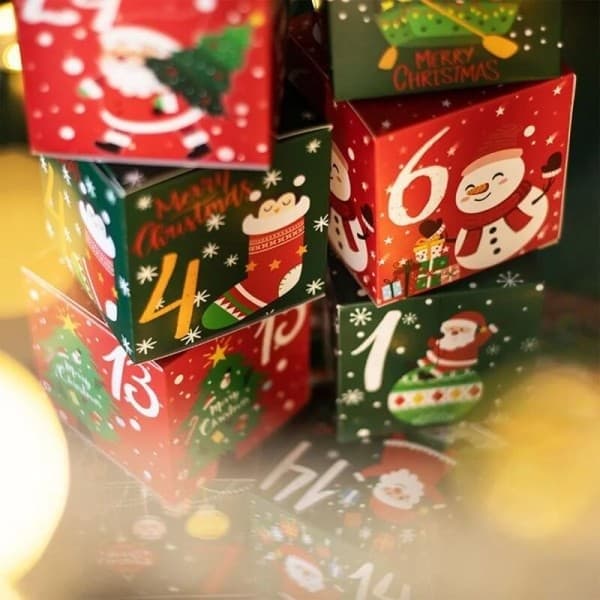 Julekalender gaveeske barn jul nyttår godteri kjeks innpakningspapirboks