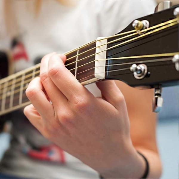 Akustisk gitarbroplugger - 6 stk med 1 bropluggfjerner (svart+elfenben)