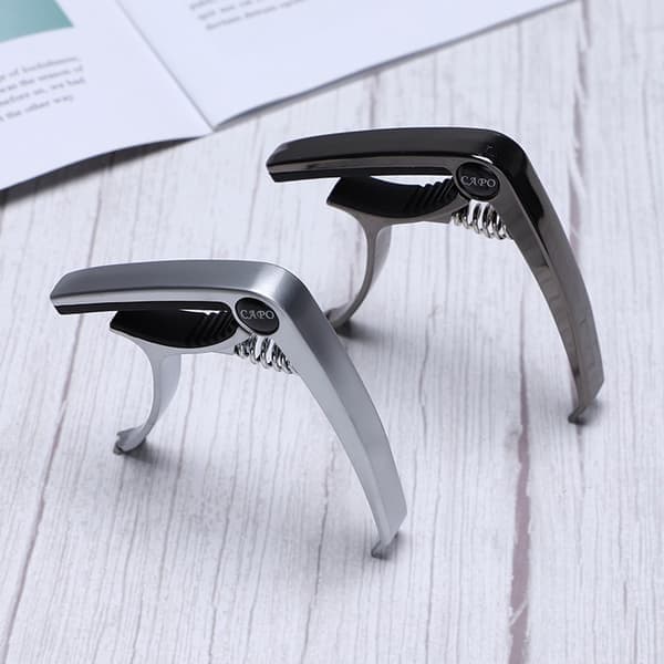 Gitarr-capo i zinklegering (silver), metall-capo, ukulele-klämma, plektrum, capo-gitarrtillbehör