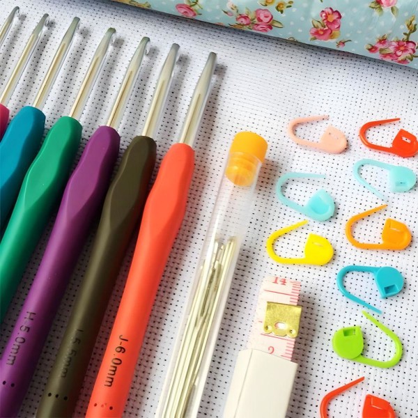 45-delar kit med virknålar, markörer, måttband - Knitting Kit multicolor